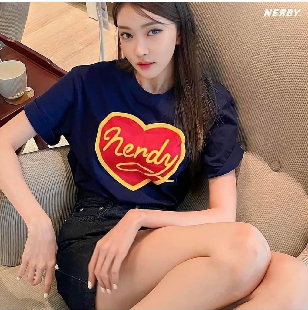 Áo Phông Nerdy Cursive Logo Heart Màu Xanh Navy
