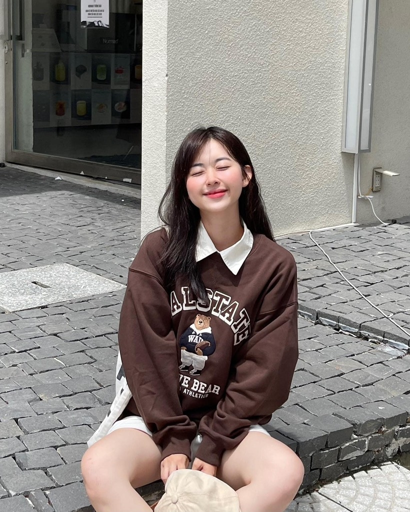 Áo Nỉ Whoau Sweater Gấu Màu Nâu Season 2024