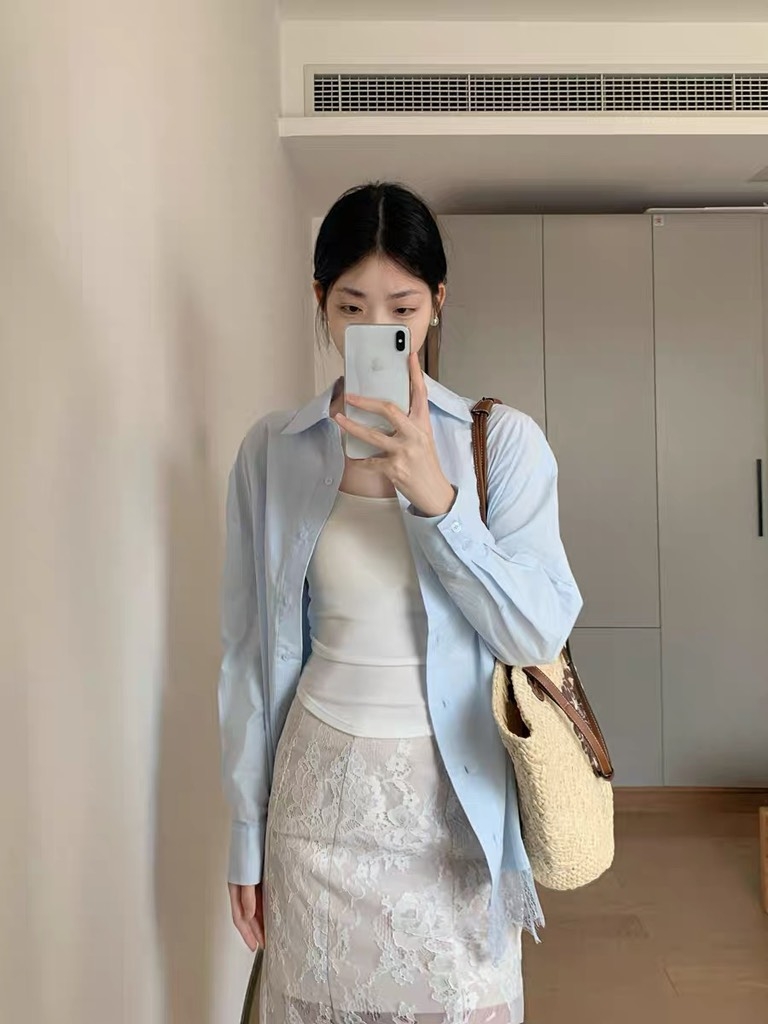 Bộ áo sơ mi xanh - chân váy ren trắng