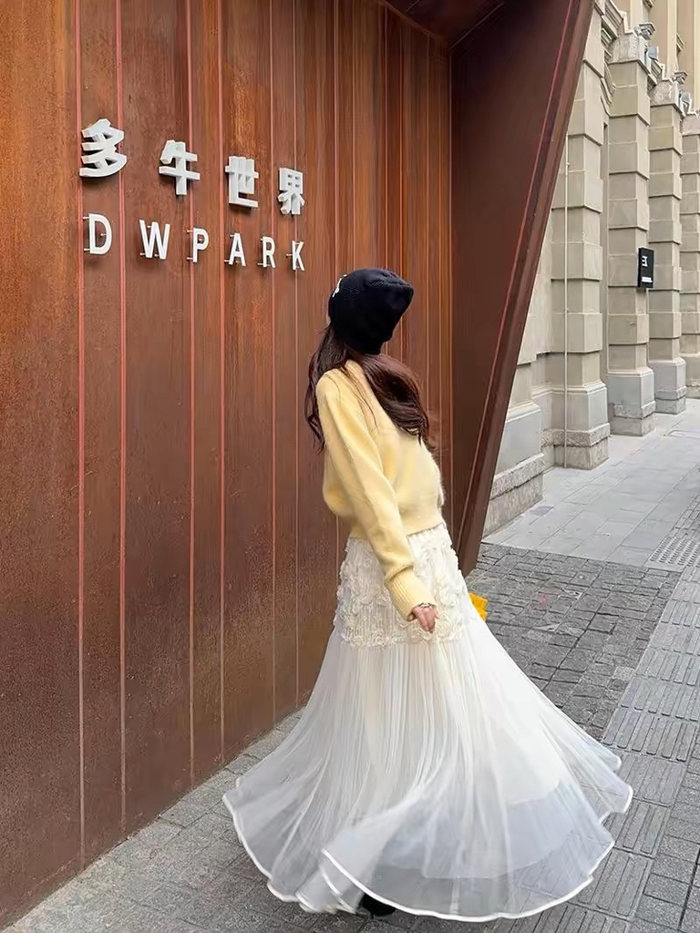 Chân váy nhúm hoa trắng