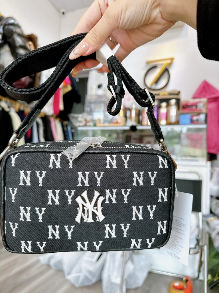 Túi Đeo Chéo MLB Mini Monogram Jacquard Cổ Điển New York Yankees ss2024