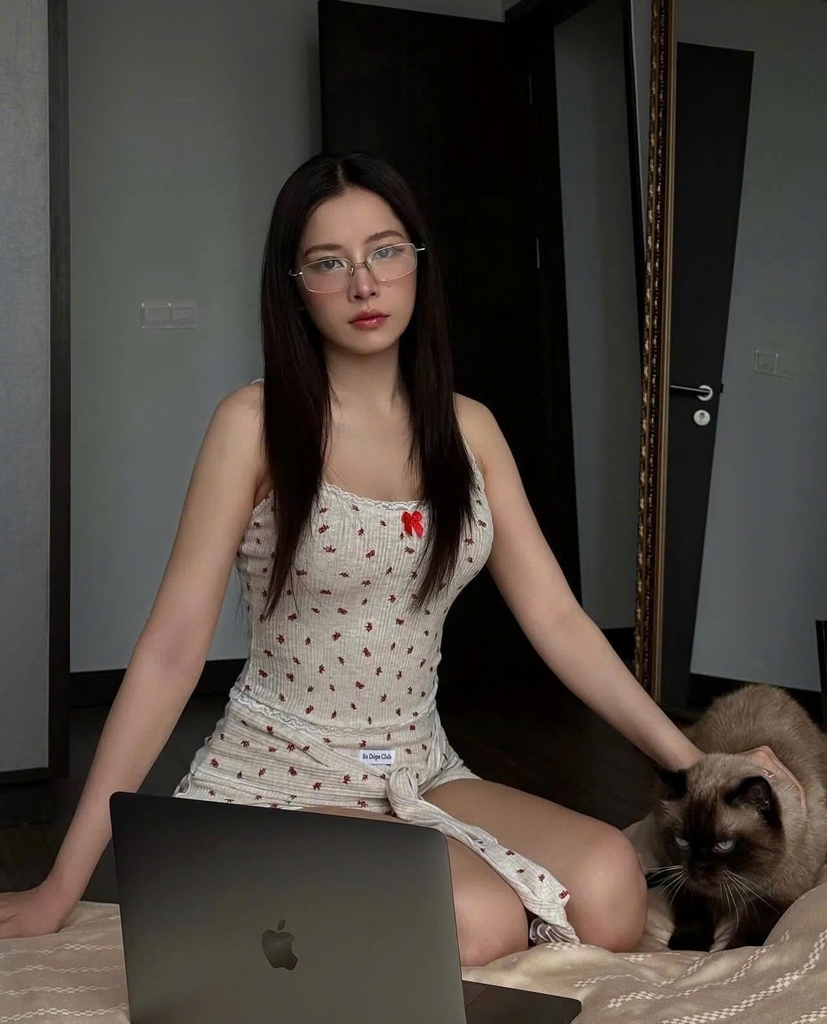 Kính Mát Gentle Monster Bold Atomic 02 Màu Bạc