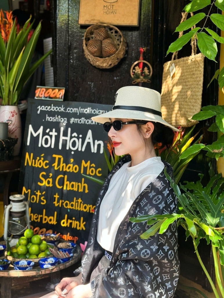 Kính Mát Gentle Monster Bold Bandoneon.S 01 Màu Đen