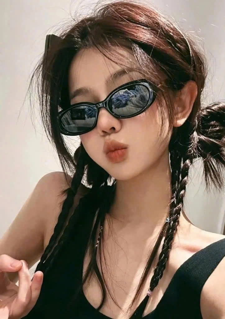 Kính Mát Gentle Monster Bold Bandoneon.S 01 Màu Đen