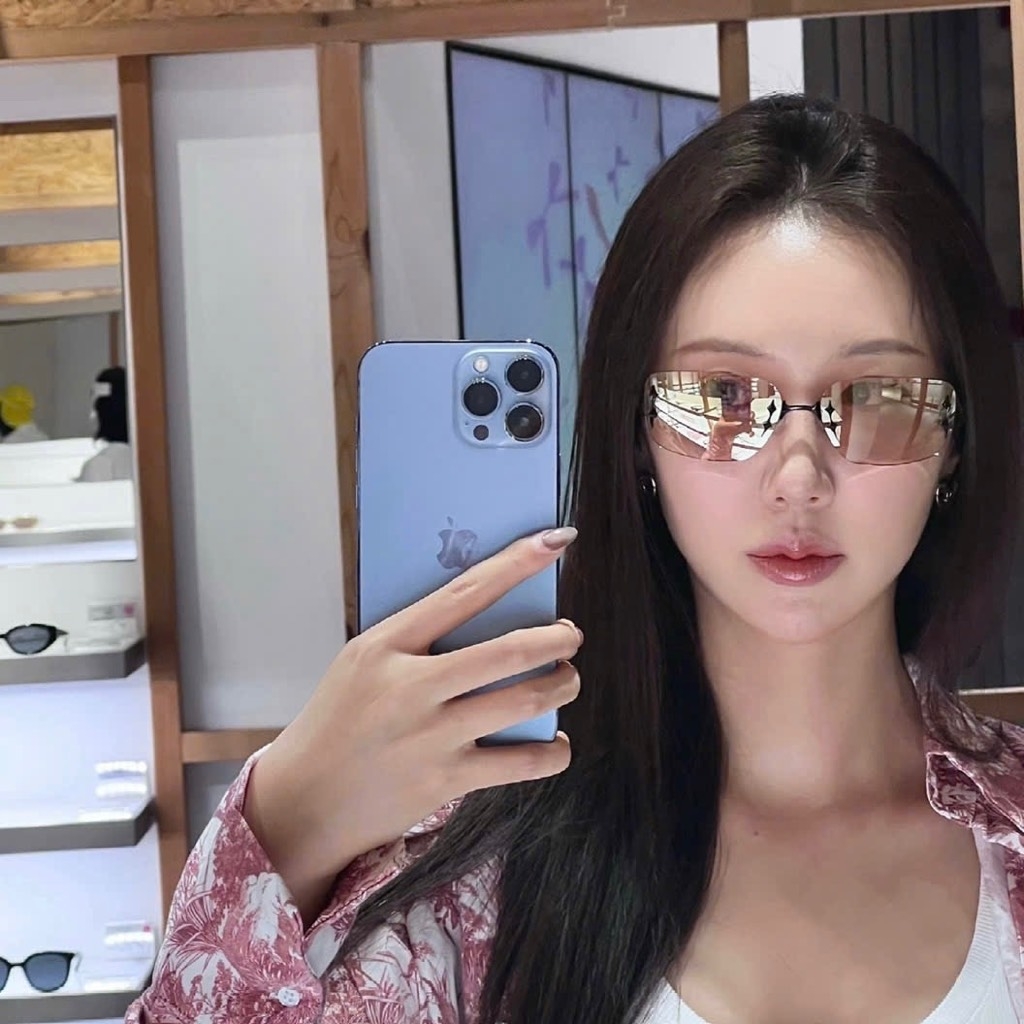 Kính Mát Gentle Monster Bold TTL 01 Màu Hồng