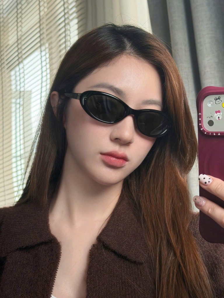 Kính Mát Gentle Monster Cinnamon 01 Màu Đen
