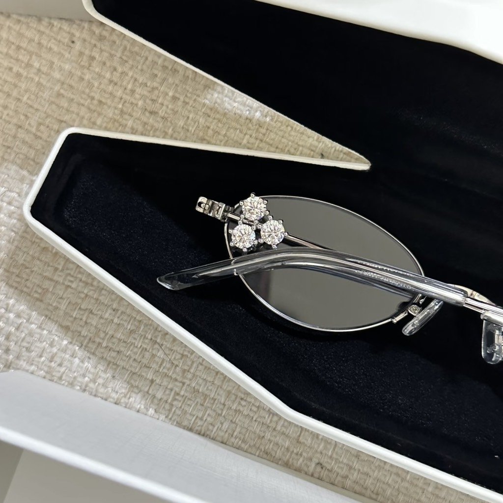 Kính Mát Gentle Monster Jewelry Carat 02 Màu Trắng