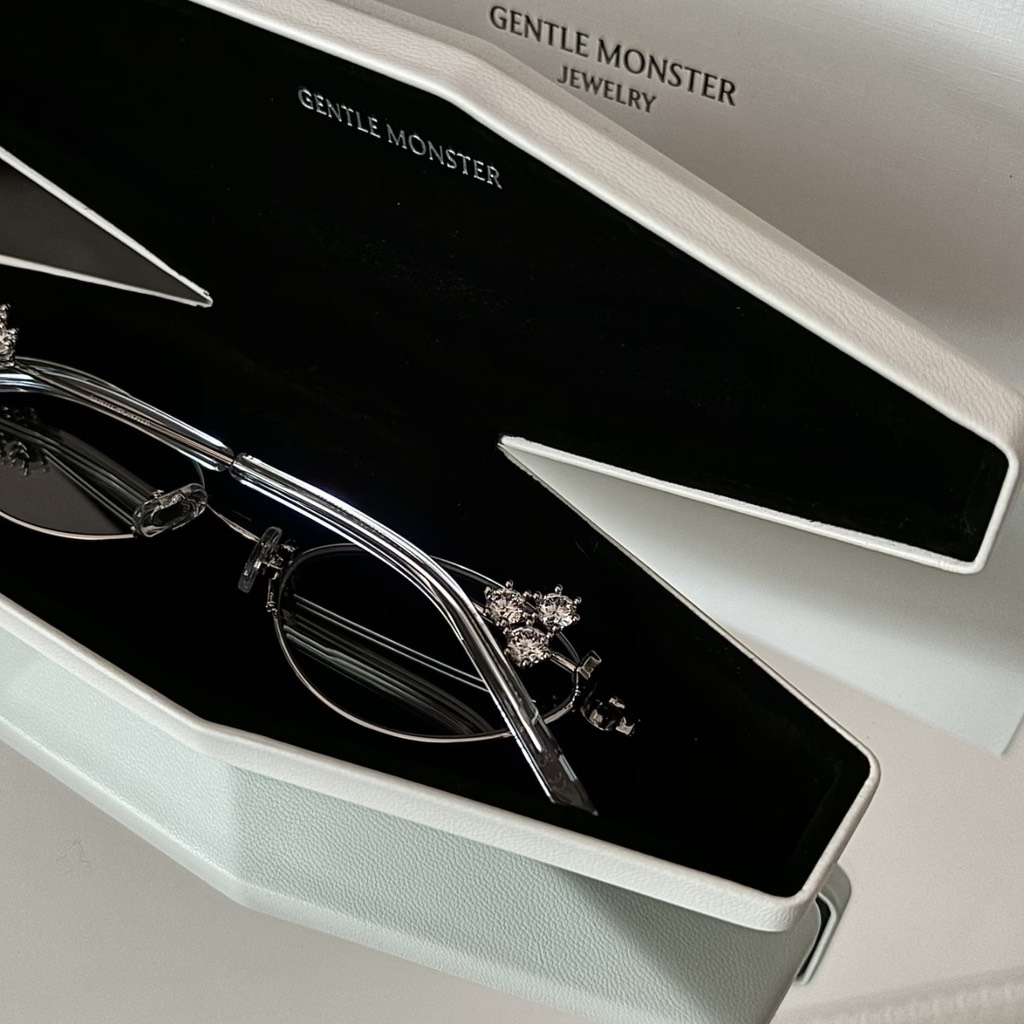 Kính Mát Gentle Monster Jewelry Carat 02 Màu Trắng