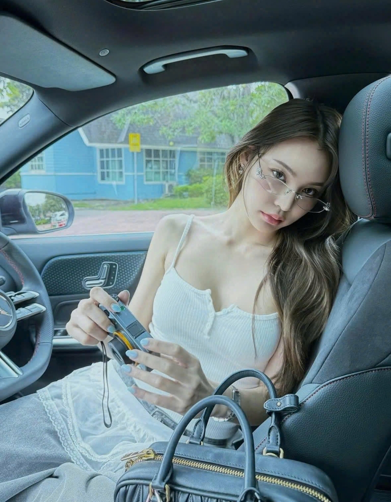 Kính Mát Gentle Monster Jewerly Glitz 02 Màu Trắng