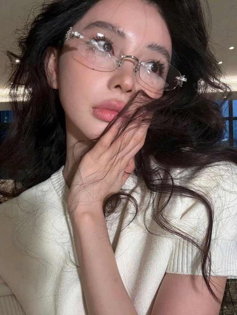 Kính Mát Gentle Monster Jewerly Glitz 02 Màu Trắng