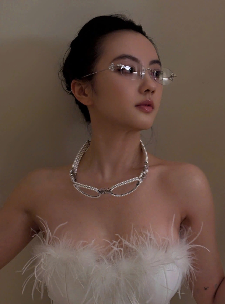 Kính Mát Gentle Monster Jewerly Glitz 02 Màu Trắng