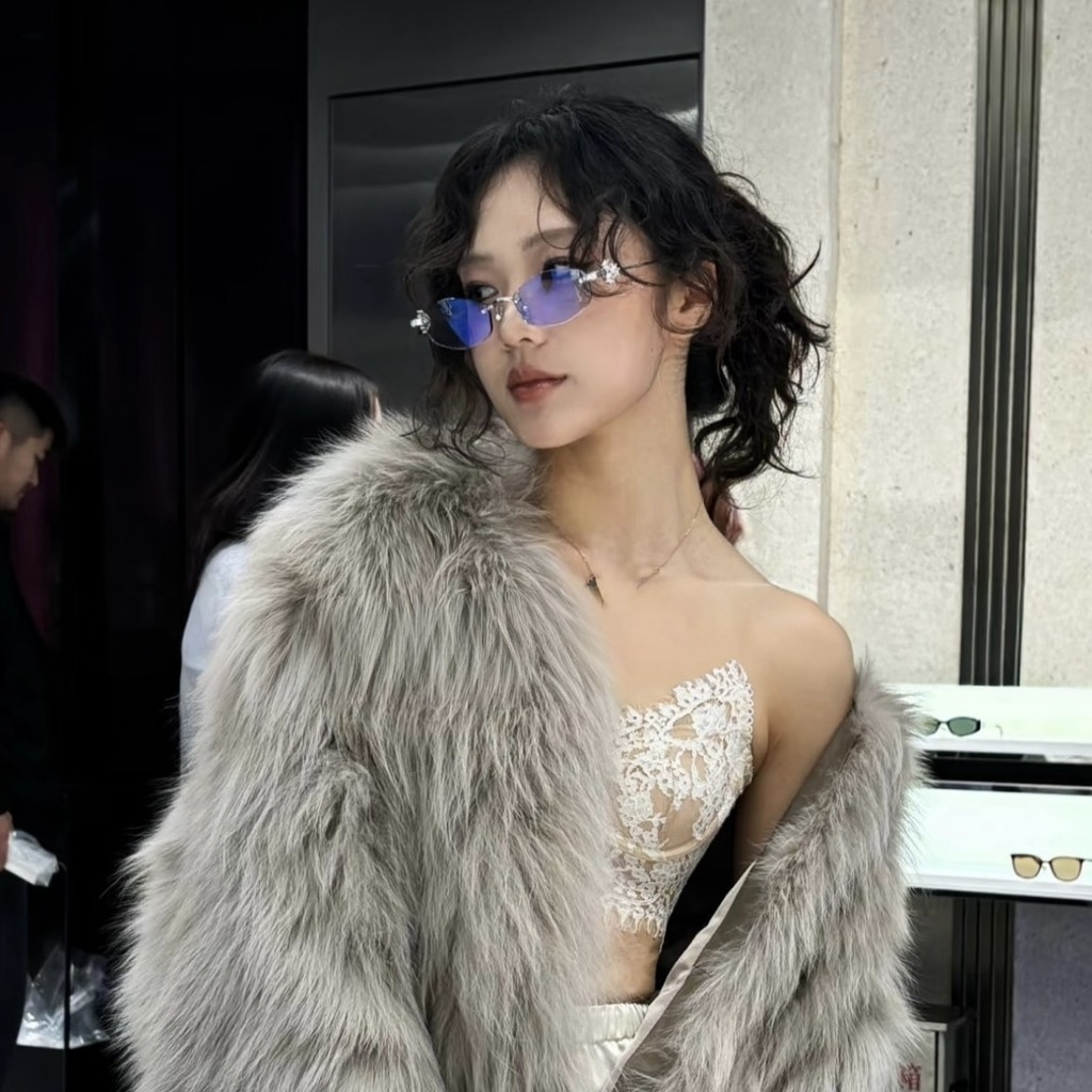 Kính Mát Gentle Monster Jewerly Glitz YVG Màu Xám