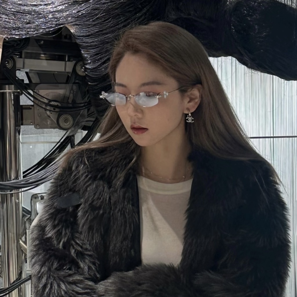 Kính Mát Gentle Monster Jewerly Glitz YVG Màu Xám