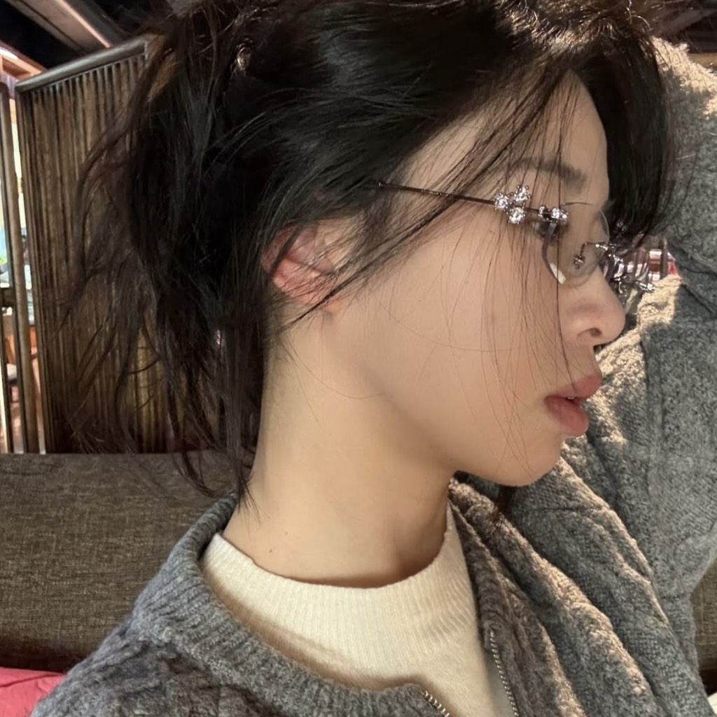 Kính Mát Gentle Monster Jewerly Glitz YVG Màu Xám