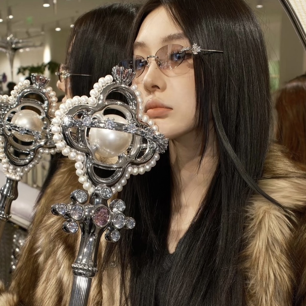 Kính Mát Gentle Monster Jewerly Orora YVG Màu Xám