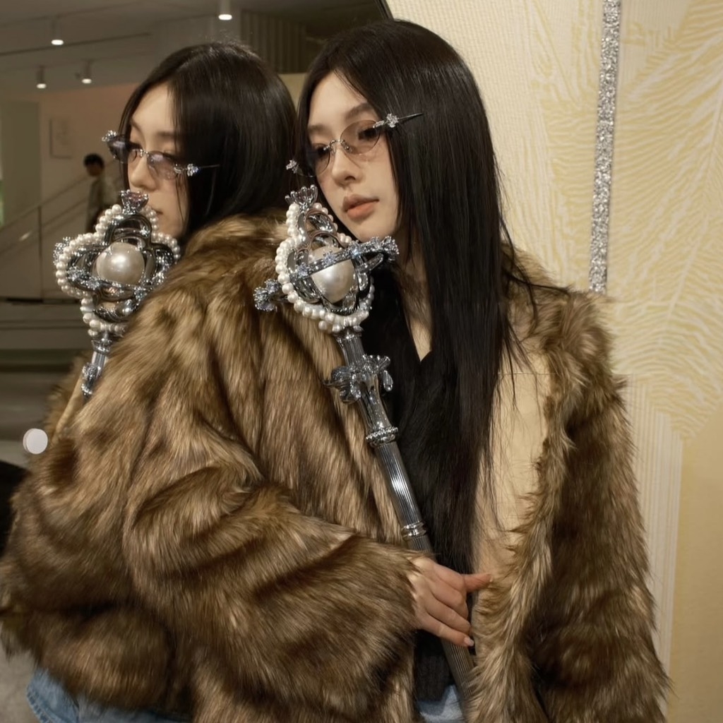 Kính Mát Gentle Monster Jewerly Orora YVG Màu Xám