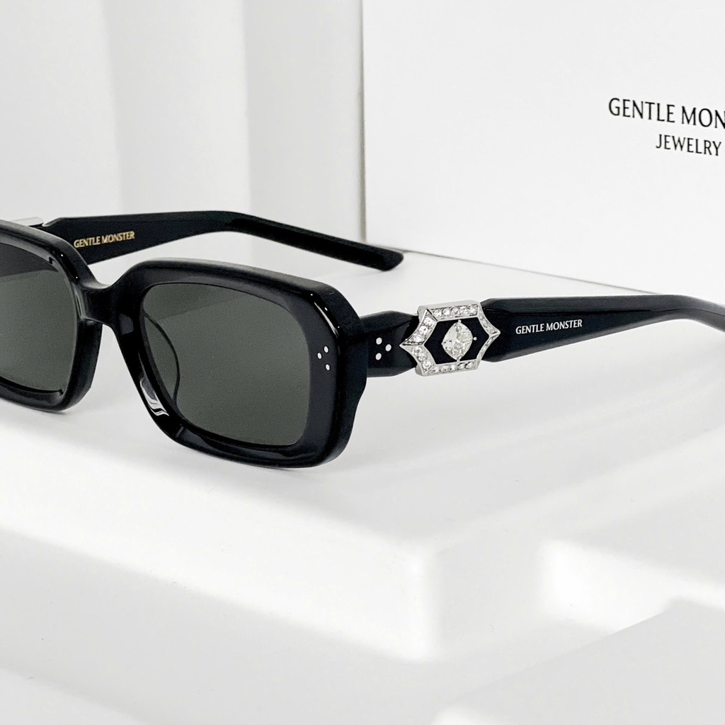 Kính Mát Gentle Monster Jewerly Phantom 01 Màu Đen