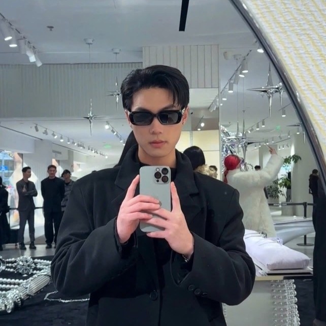 Kính Mát Gentle Monster Jewerly Phantom 01 Màu Đen