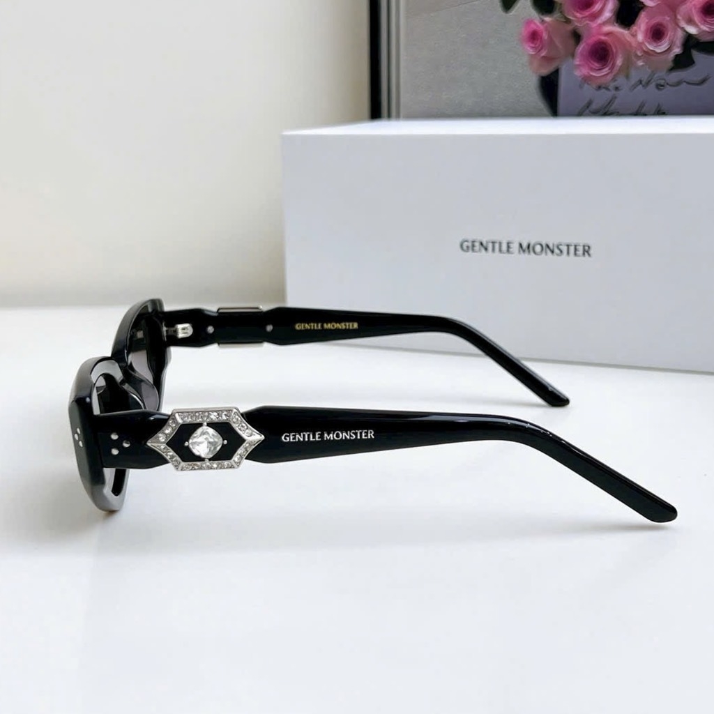 Kính Mát Gentle Monster Jewerly Ruvy Van 01 Màu Đen