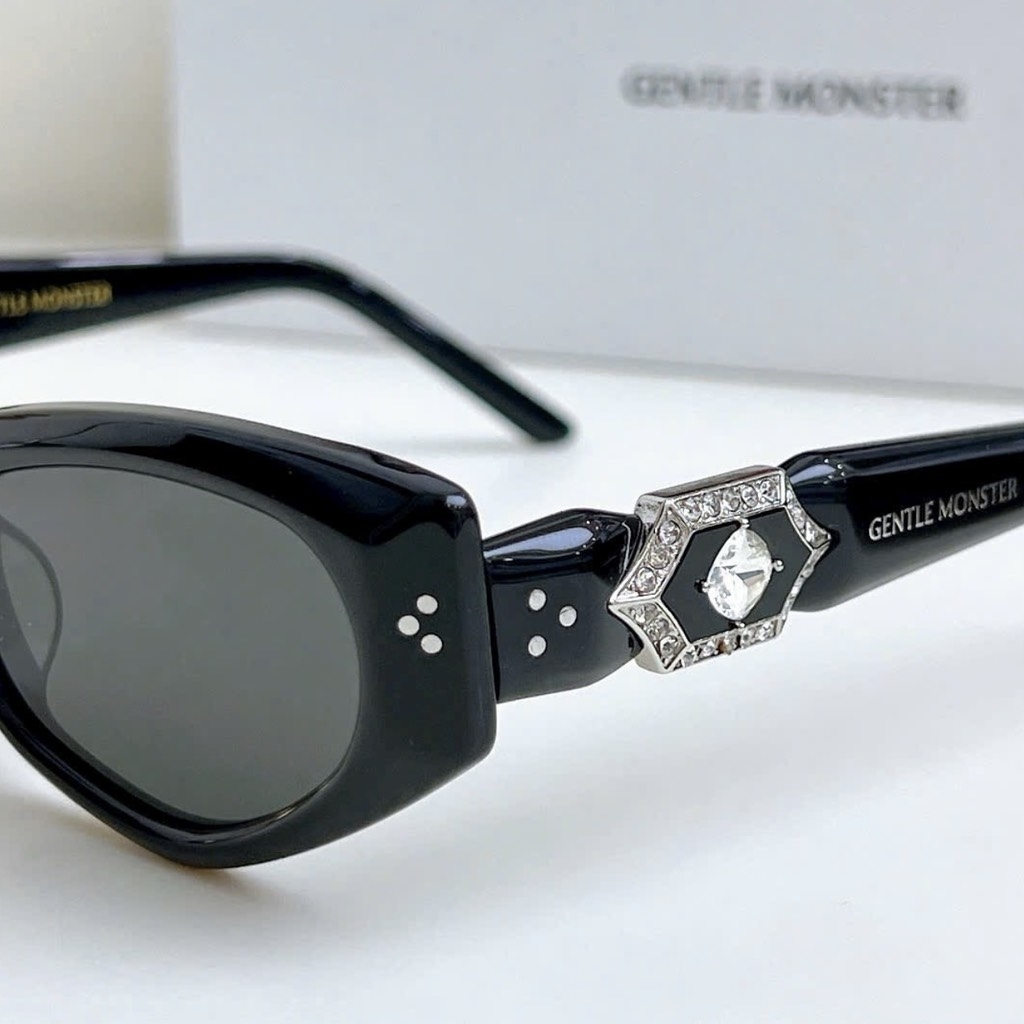 Kính Mát Gentle Monster Jewerly Ruvy Van 01 Màu Đen