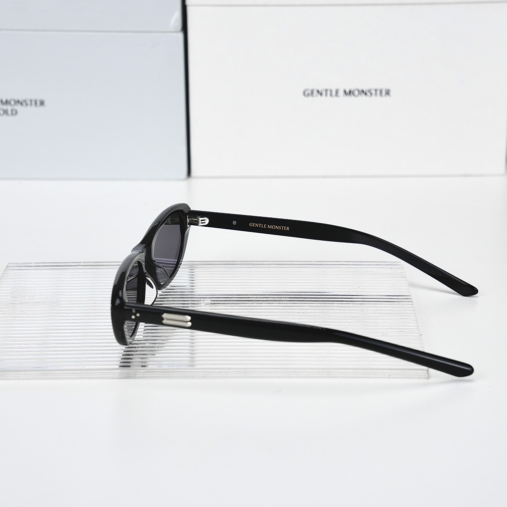 Kính Mát Gentle Monster Madlenne 01 Màu Đen