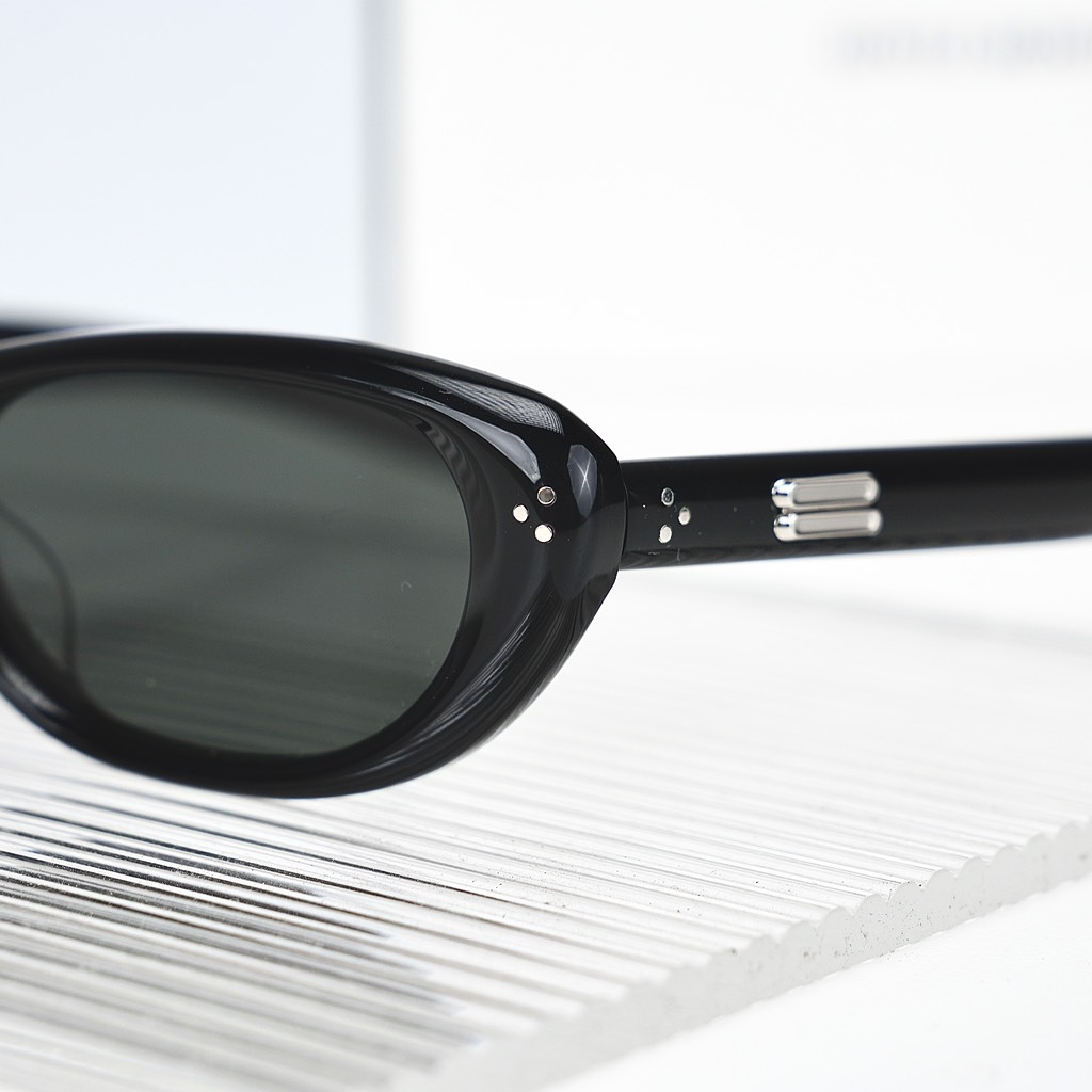 Kính Mát Gentle Monster Madlenne 01 Màu Đen