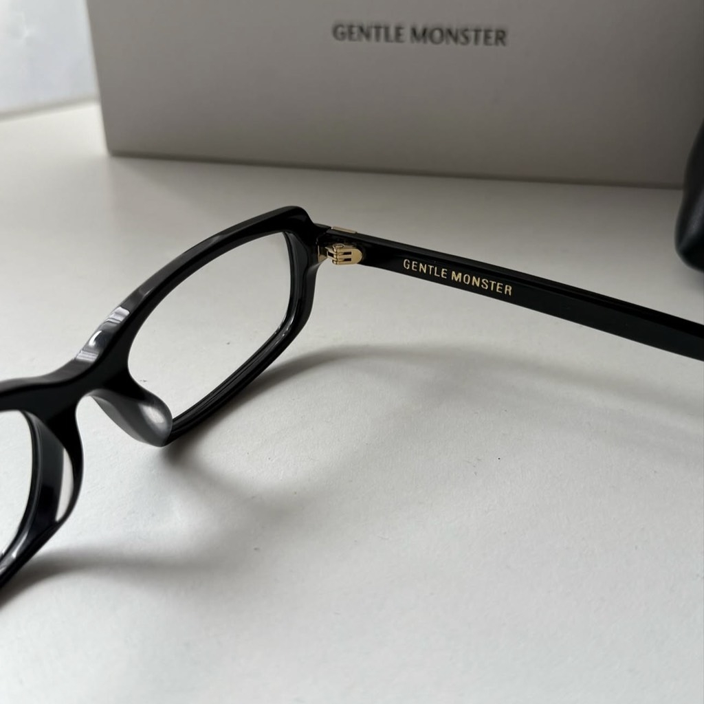 Kính Mát Gentle Monster Slyk 01 Đổi Màu Màu Đen