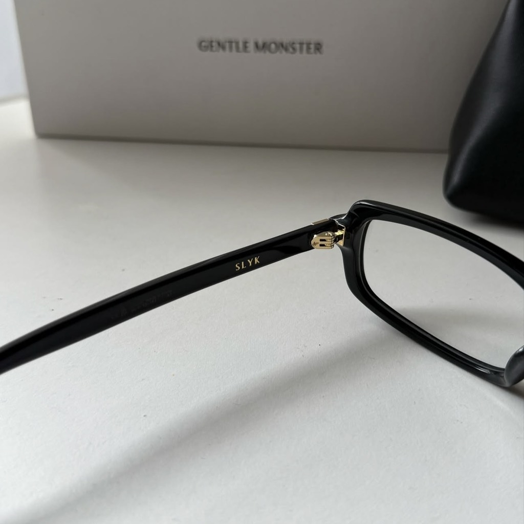 Kính Mát Gentle Monster Slyk 01 Đổi Màu Màu Đen