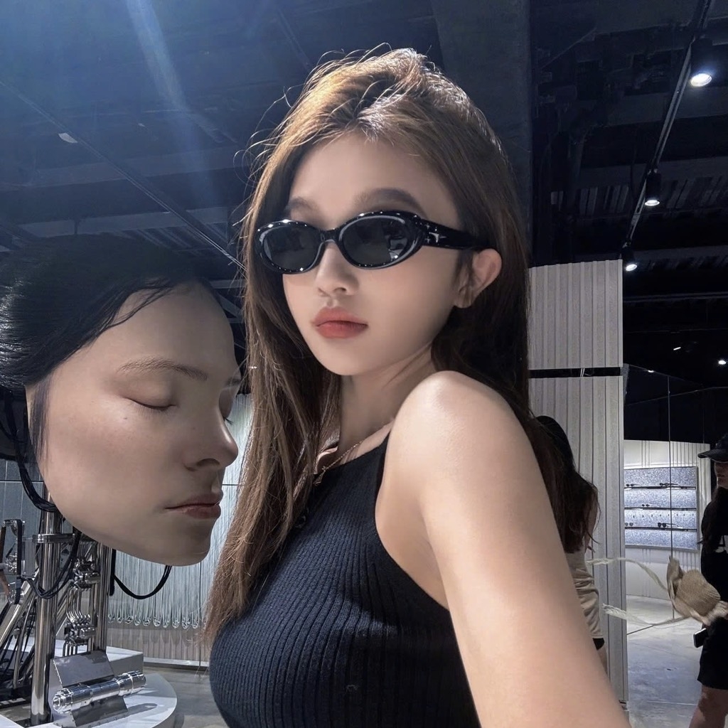 Kính Mát Gentle Monster x Bold Cuff S 01 Màu Đen