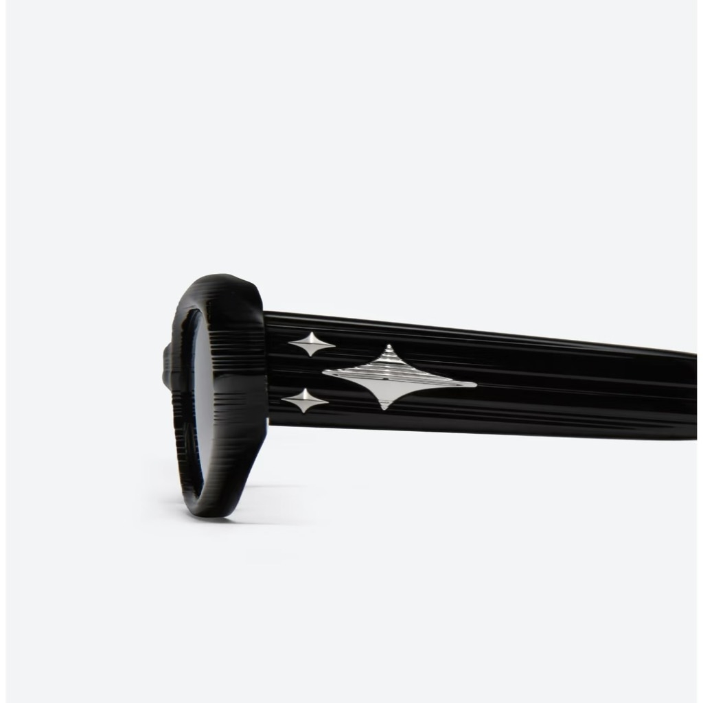 Kính Mát Gentle Monster x Bold Cuff S 01 Màu Đen