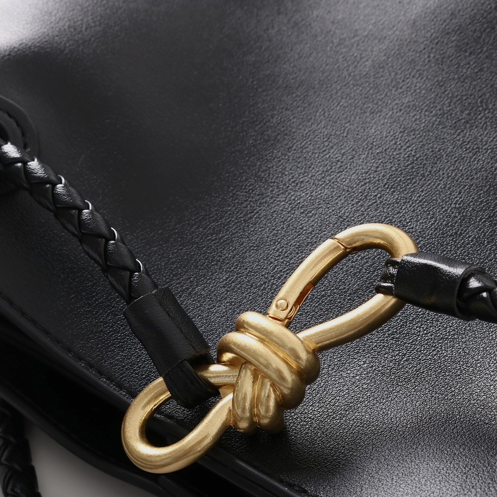 Túi Bottega Medium Andiamo Bản Remake Hàn Size 42cm