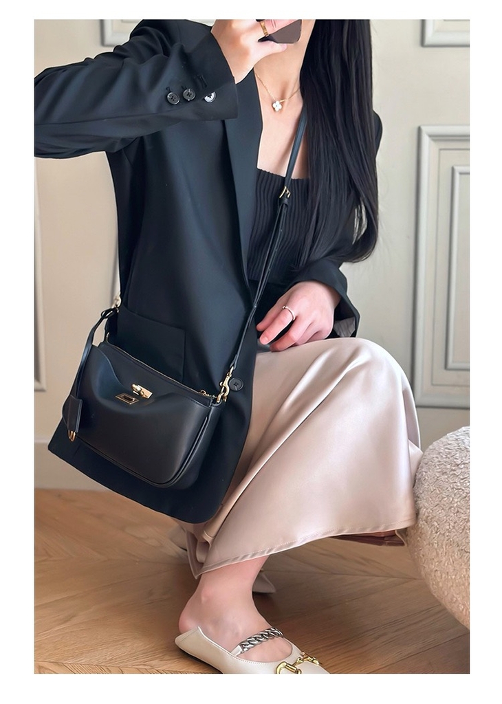 Túi Đeo Vai Rodeo Remake Korea Mini Clutch Màu Đen Khoá Bạc