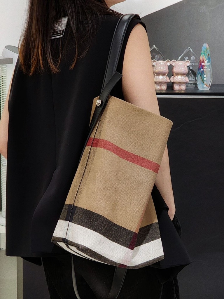 Túi Hobo Burberry Remake Korea Canvas