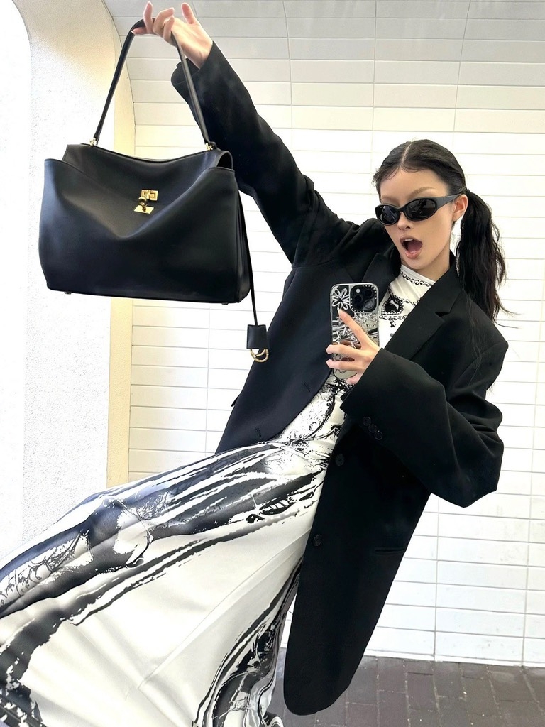 Túi Xách Balenciaga Rodeo Handbag Remake Korea Màu Đen Khoá Vàng