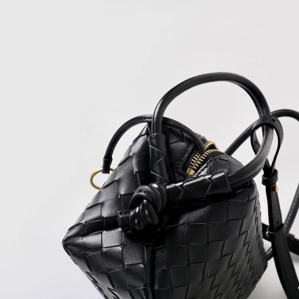Túi Xách Bottega Small Loop Da Bò Size 21 cm Màu Đen