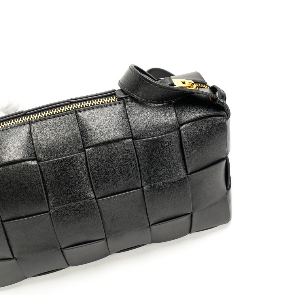 Túi Xách BTG Veneta Intrecciato Pouch Da Bê Size 28 cm Màu Đen