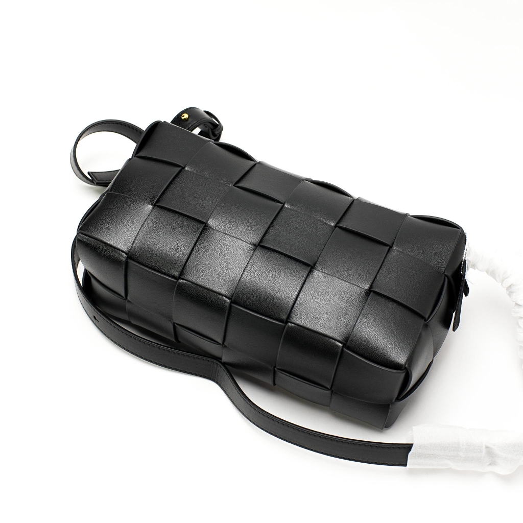 Túi Xách BTG Veneta Intrecciato Pouch Da Bê Size 28 cm Màu Đen