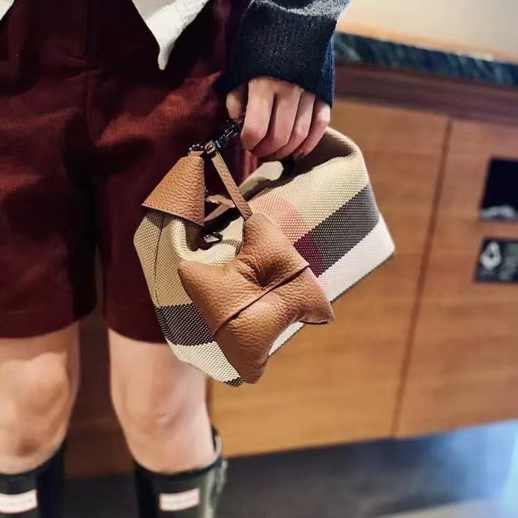 Túi Xách Burberry Remake Hàn Vải Canvas 20cm