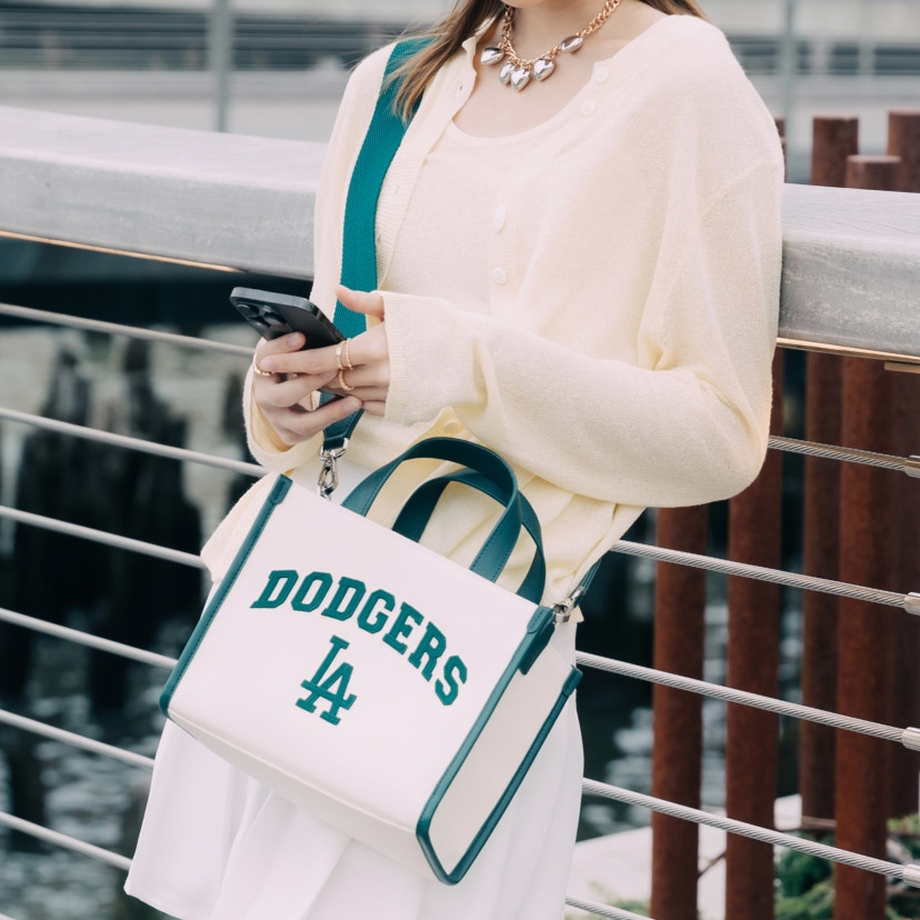Túi Xách MLB Canvas Varsity Logo LA 3AORS083N-07CRD Trắng Viền Xanh