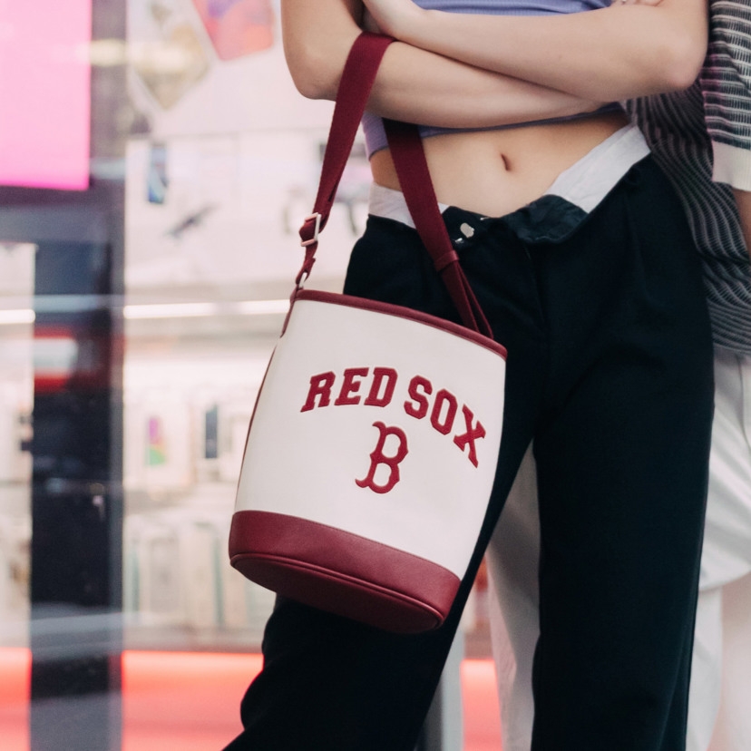 Túi Xách MLB VarsityLogo Chữ B 3ABMS093N-43CRD Màu Trắng Viền Đỏ