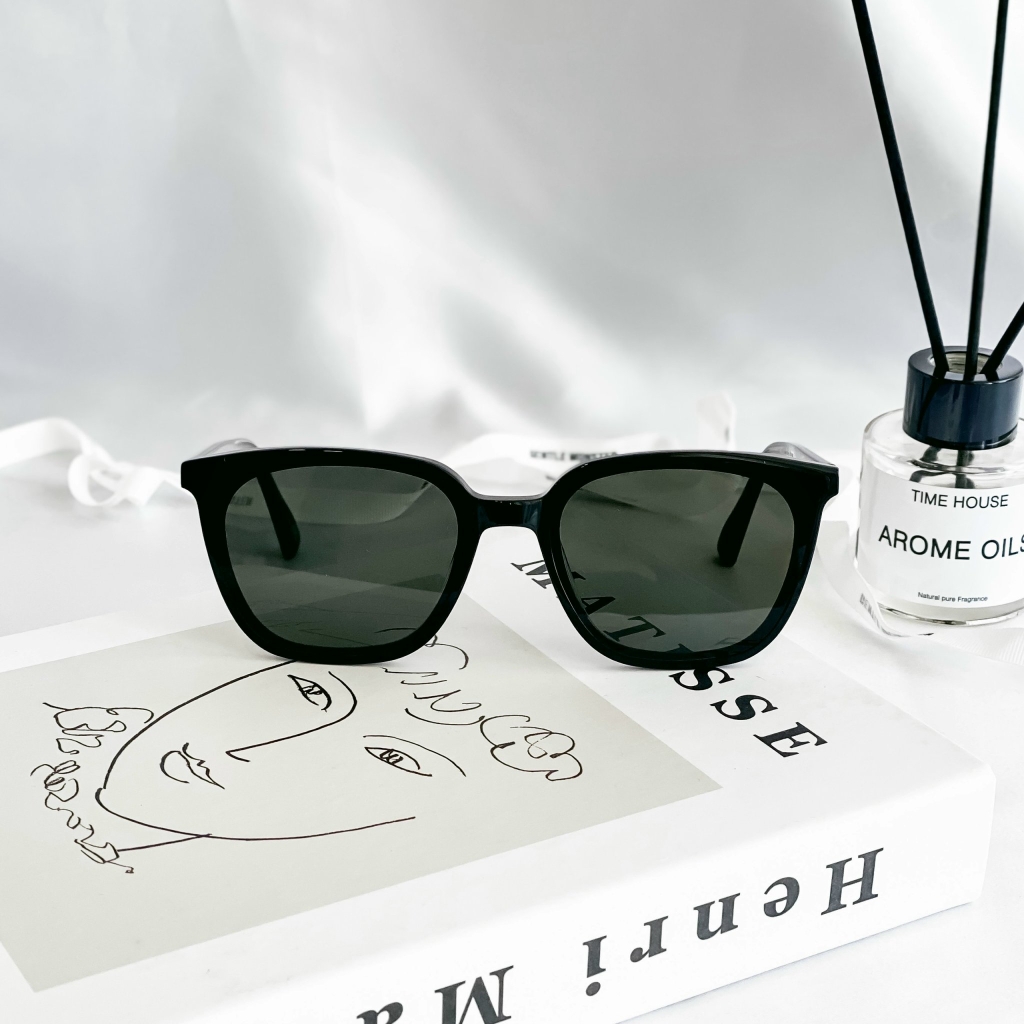 Kính Mát Gentle Monster Lilit 01 Màu Đen