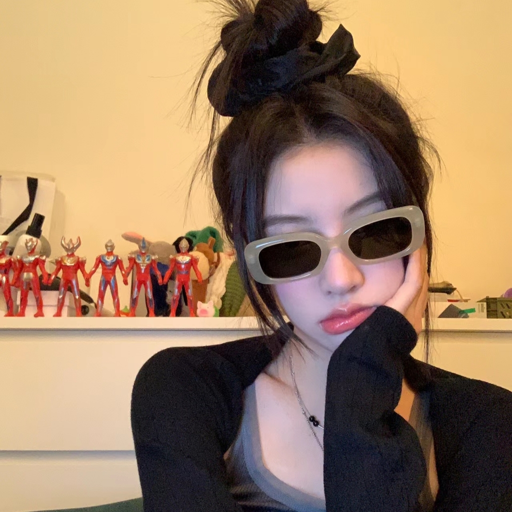 Kính Gentle Monster Bliss IC1 Màu Xám Viền Vàng