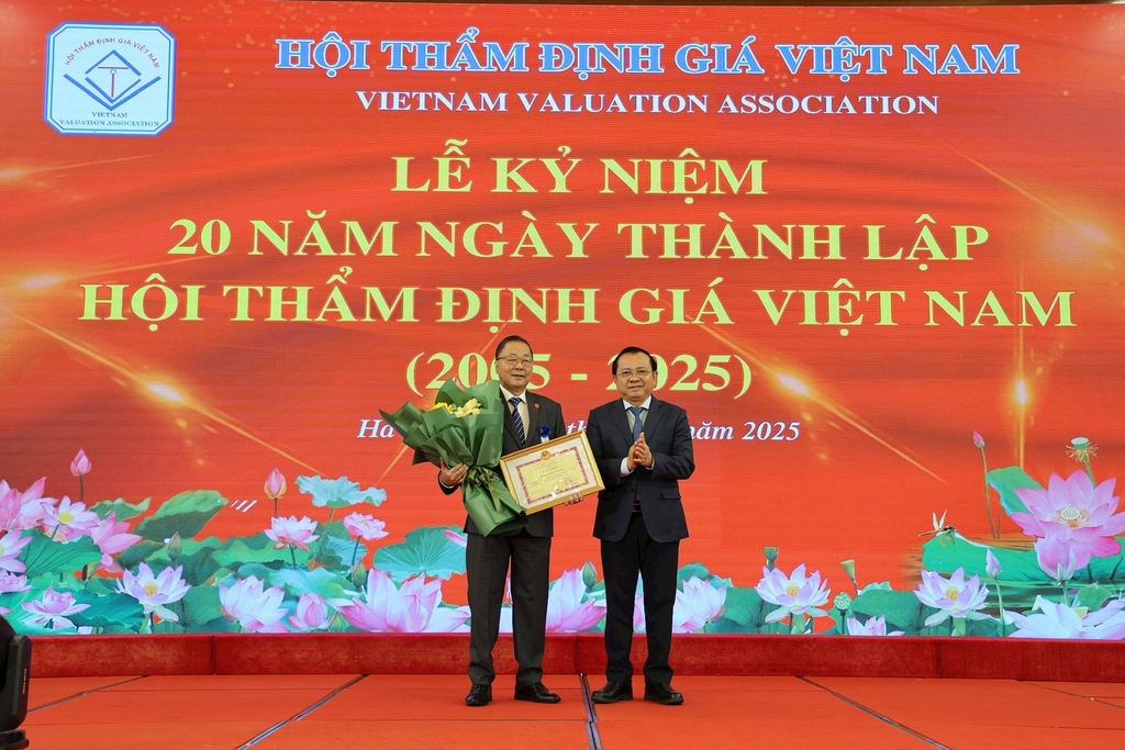 Bộ Tài chính tặng Bằng khen cho Hội Thẩm định giá Việt Nam và các cá nhân xuất sắc