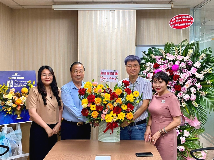 Lãnh đạo Hội Thẩm định giá Việt Nam đến thăm và chúc mừng Tạp chí điện tử Nhịp sống Thị trường nhân dịp kỷ niệm 100 năm Báo chí Cách mạng Việt Nam