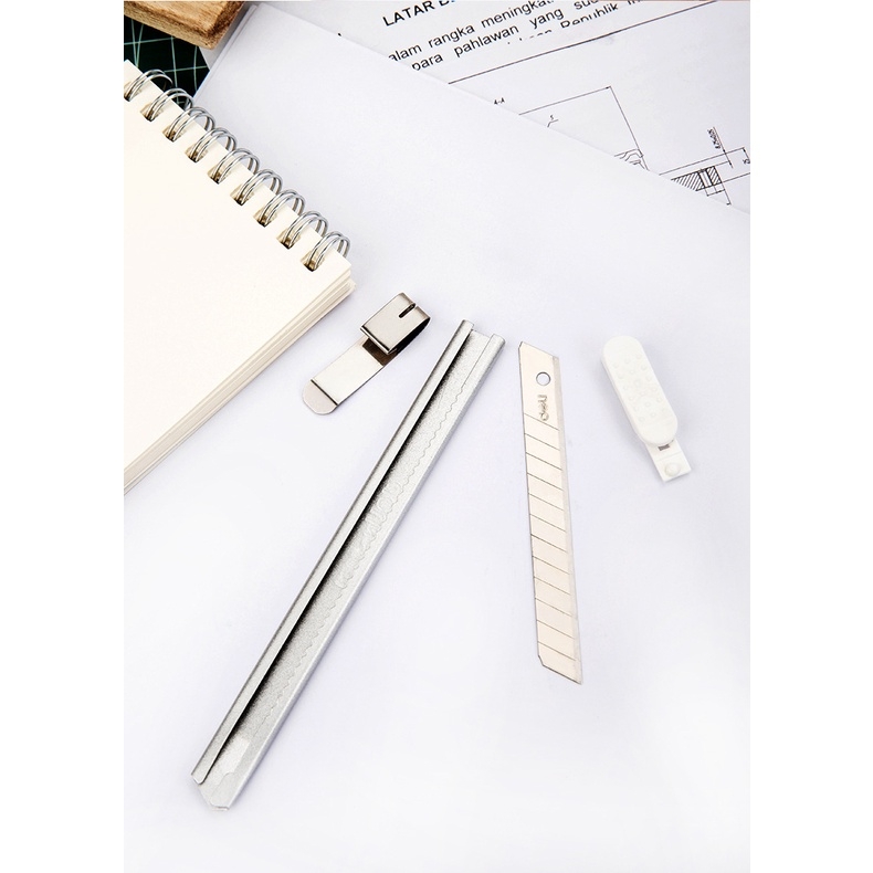 Dao rọc giấy Deli nhỏ gọn tiện ích 13 lưỡi tách rời 2 màu lựa chọn trắng, đen - mã 2053