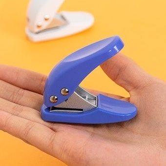 Dụng cụ đục lỗ giấy, bấm lỗ giấy Deli (bấm 1 lỗ)