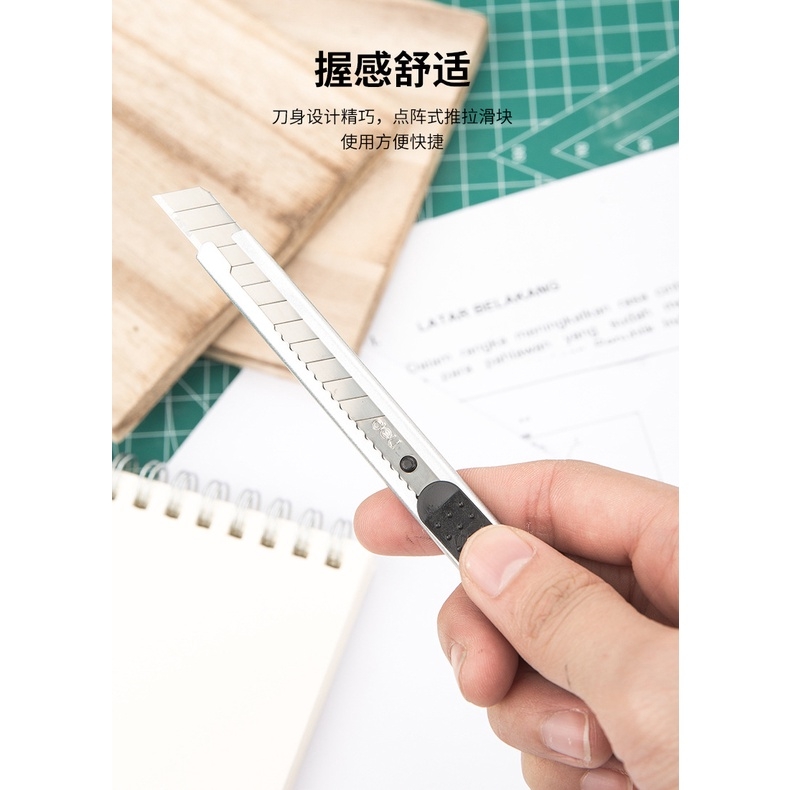 Dao rọc giấy Deli nhỏ gọn tiện ích 13 lưỡi tách rời 2 màu lựa chọn trắng, đen - mã 2053