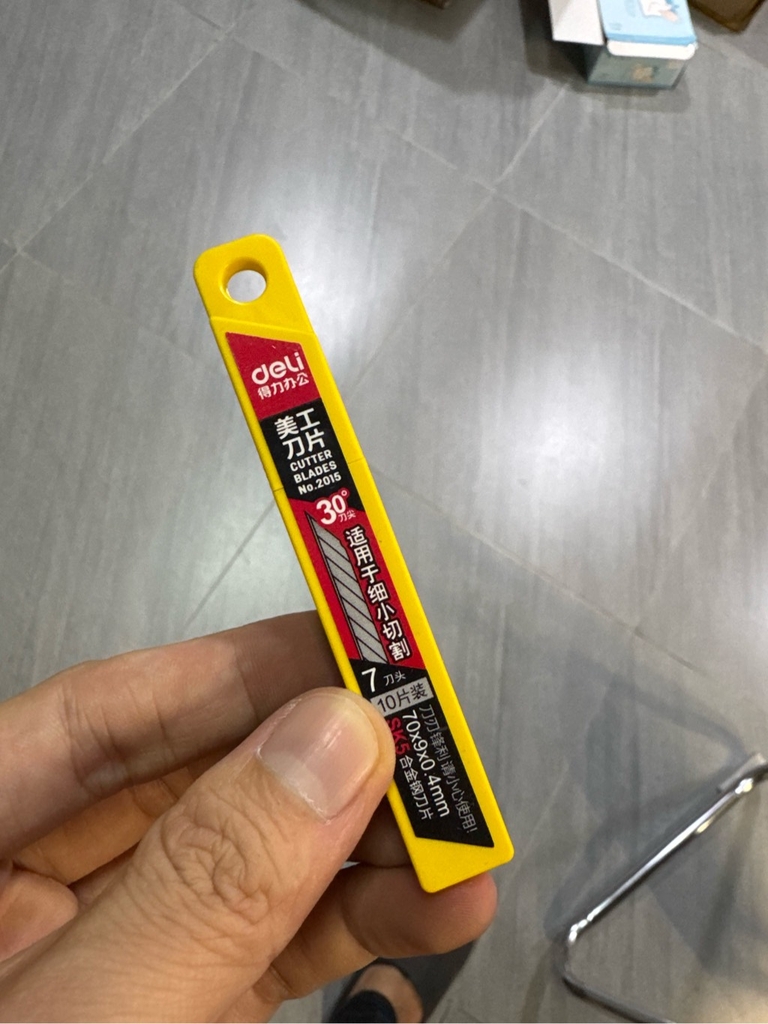 Dao rọc giấy Deli nhỏ gọn tiện ích 13 lưỡi tách rời 2 màu lựa chọn trắng, đen - mã 2053