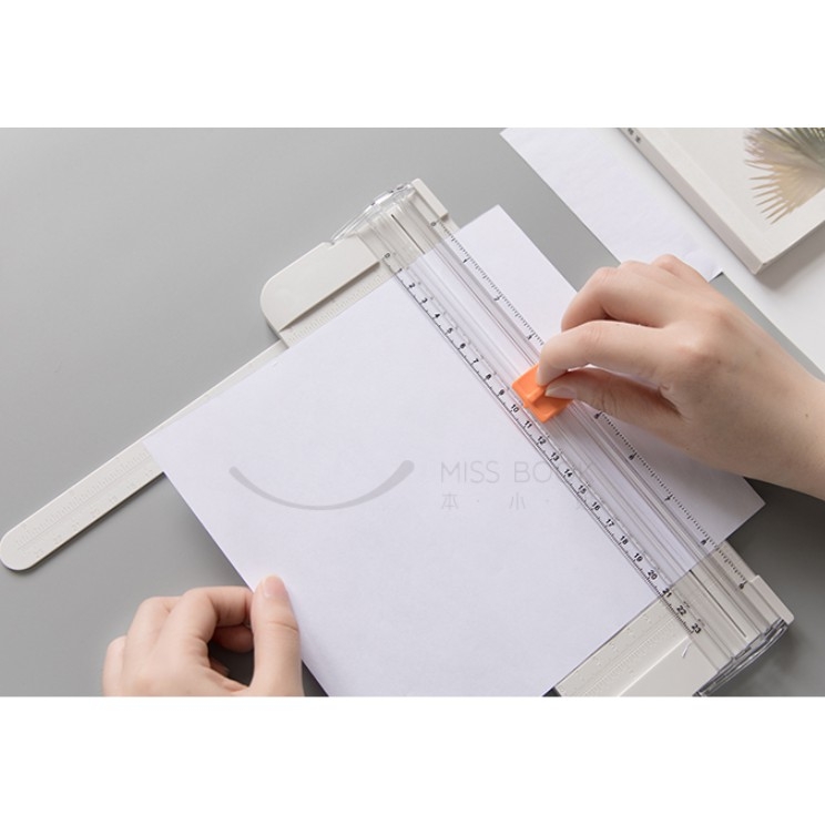 Bàn cắt giấy mini khổ A4 - 28 cm tiện lợi.