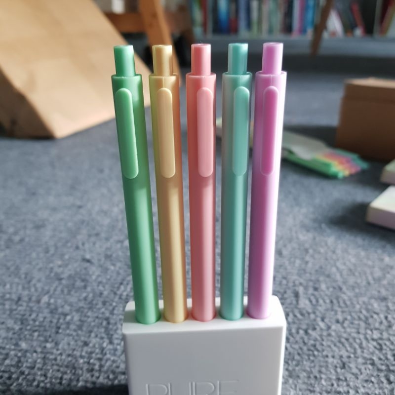Bút gel Kaco Pastel cây lẻ mực đen ngòi 0,5mm.